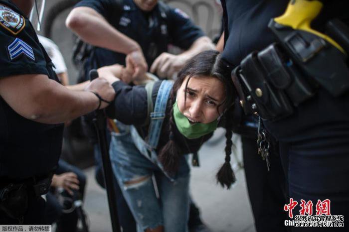 当地时间5月30日，美国纽约，当地警察在示威活动中逮捕了一名抗议者。
